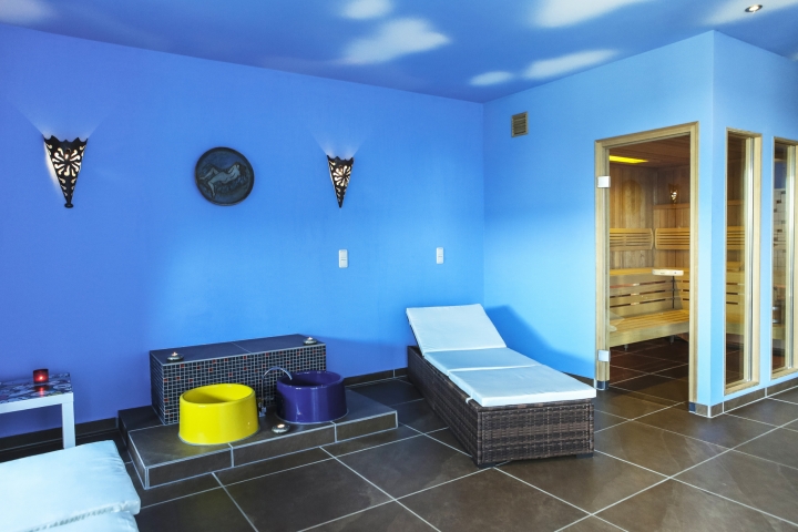 Eine großzügige Wellnessoase mit Sauna Dampfbad und Aussen.Whirl-Pool