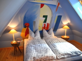 Jedes Zimmer ist einem Künstler gewidmet: Das Macke-Zimmer im Dach