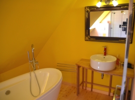 Das Bad im Miro-Zimmer mit frei stehender Badewanne