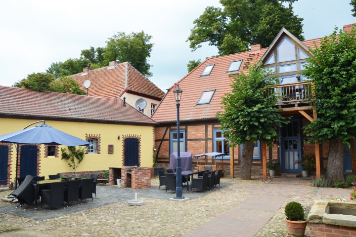 Sitzgruppen und Grill im Innenhof