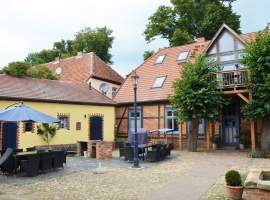 Sitzgruppen und Grill im Innenhof