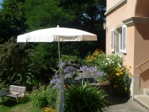 Der Eingang zur Ferienwohnung, auf der Südseite des Hauses zum Garten - mit Sonne und Blumenpracht! Gartenmöbel, Grill, Liegestuhl und Tischtennisplat