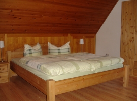 1. Schlafzimmer mit Doppelbett 180 x 200 und Einzelbett 80 x 190