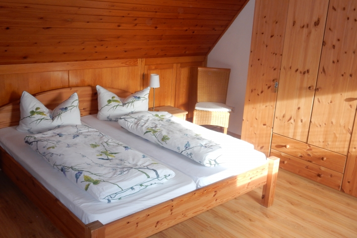 Schlafzimmer 1 mit Doppelbett (1,80 x 2,00) und Babybettchen
