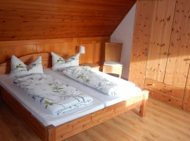 Schlafzimmer 1 mit Doppelbett (1,80 x 2,00) und Babybettchen