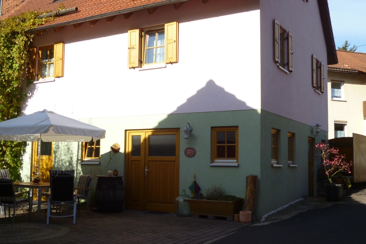 Blick in den Innenhof mit gemütlicher Sitzgelegenheit
