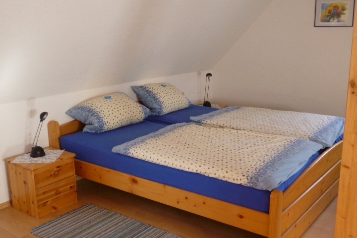 Schlafzimmer mit Doppelbett und Einzelbett