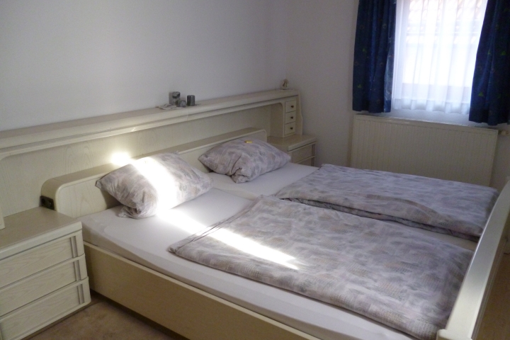 Separates Schlafzimmer mit Doppelbett