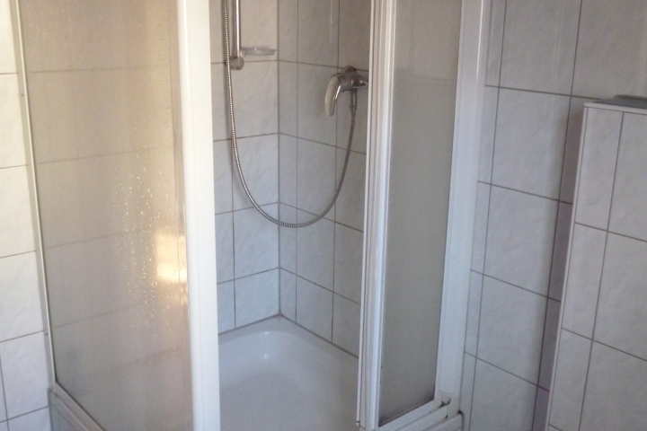 Badezimmer mit Dusche