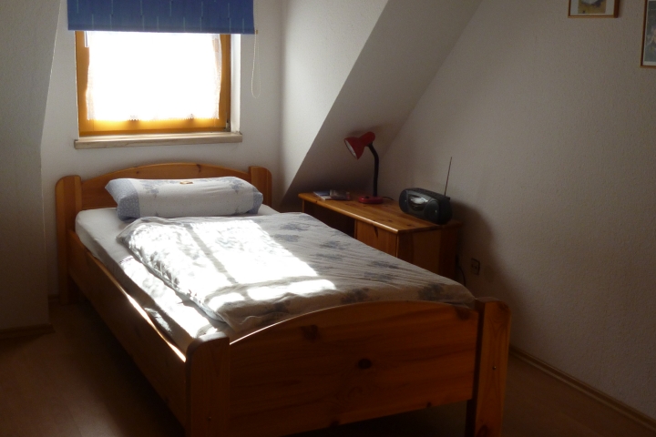 Einzelbett im Schlafraum mit Doppelbett