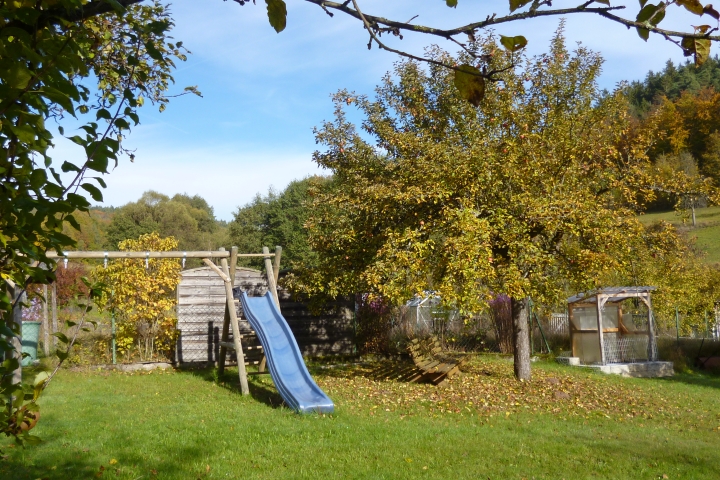 Garten mit Spielgeräten und großer Liegewiese