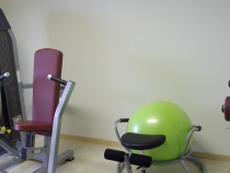 Fitnessraum: Muskeltrainingausruestungen