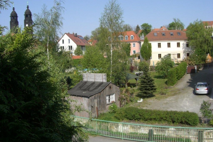 Dieser Ausblick erfreut Sie vom Bad und von einem der drei Schlafzimmer aus; hier fließt der Kaitzbach