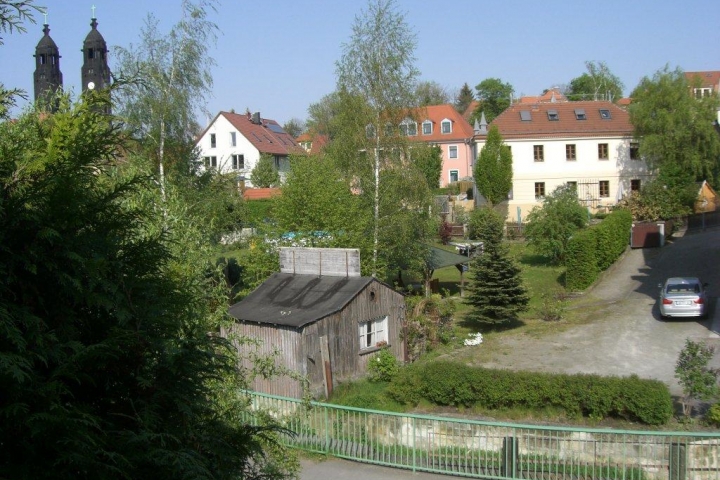 Blick aus dem Bad und einem Schlafzimmer zur Christuskirche und den alten Dorfkern