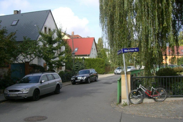 Das Haus mit dem roten Dach ist für die gebuchte Zeit Ihr komfortables Domizil; rechts fließt der Kaitzbach ...