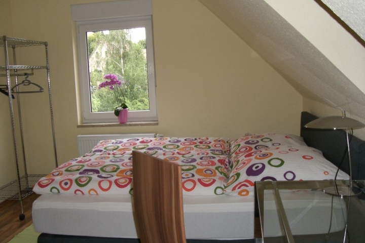 Komfortables Boxspringbett. Die Wäsche wird selbst gewaschen und an frischer Luft im Garten getrocknet.