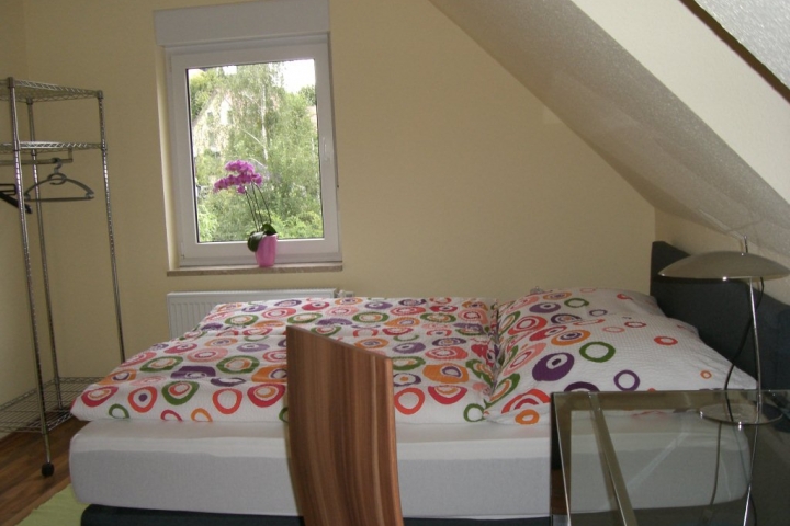 Komfortables Boxspringbett. Die Wäsche wird selbst gewaschen und an frischer Luft im Garten getrocknet.