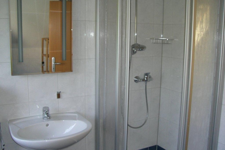 Das Bad hat außer Dusche noch eine Wanne und einen schönen Blick auf den