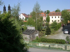 Dieser Ausblick erfreut Sie vom Bad und von einem der drei Schlafzimmer aus; hier fließt der Kaitzbach