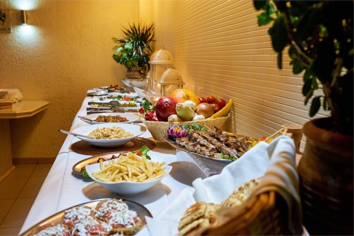 ...oder auch mit Abendessen ? Es gibt hervorragende griechische Küche.