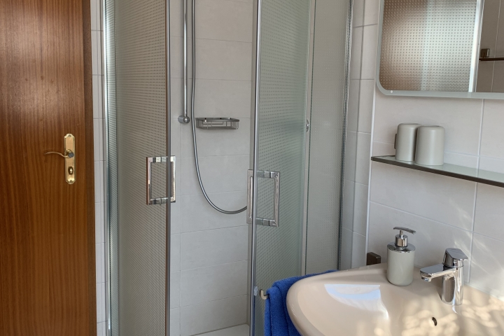 Duschbad ( mit bodentiefer Dusche )