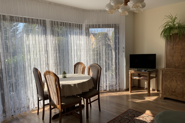 Wohnzimmer mit Esstisch, hier geht’s auf die Terrasse
