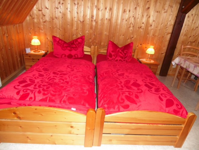 Dachgeschoß-Zweibettzimmer (Betten können auch getrennt gestellt werden