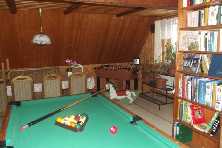Aufenthaltsraum mit Billard, und Balkon