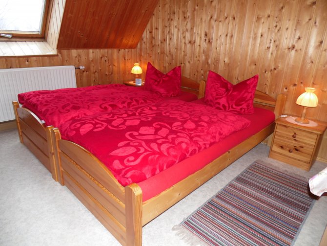 Dachgeschoß-Zweibettzimmer (Betten können auch getrennt gestellt werden)