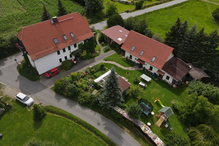 Blick von oben aufs Grundstück