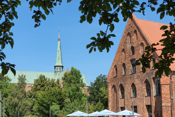Kornhaus mit Münster im Hintergrund