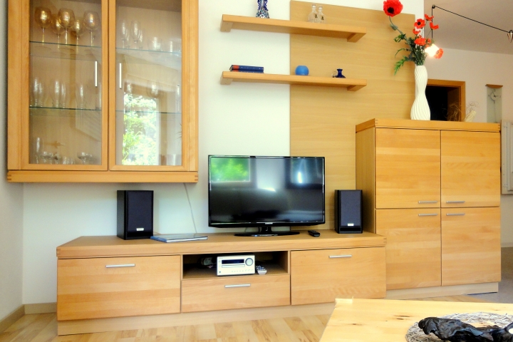 Fernseher, DVD-Player, kleine Musikanlage (Radio/CD)