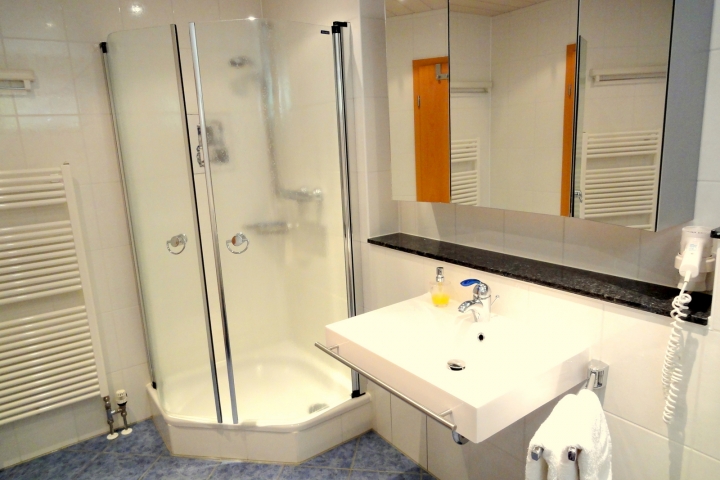 Badezimmer mit Fußbodenheizung, Echtglasdusche, Waschmaschine