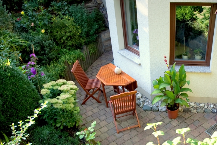 Terrasse mit Gartenmöbeln aus Massivholz (Südseite)