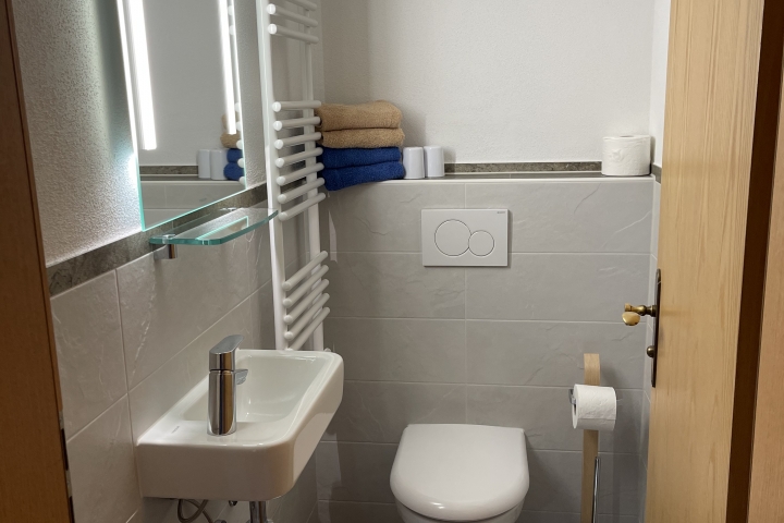 Das neu renovierte Bad mit Dusche