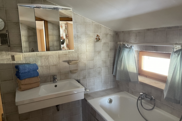 Das Bad mit Wanne und Waschmaschine.