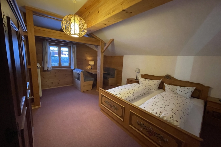 2.Schlafzimmer mit Sitzecke/Bett