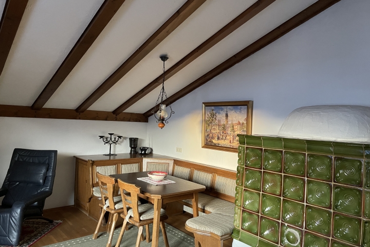 Eckbank mit Kachelofen im Wohnzimmer