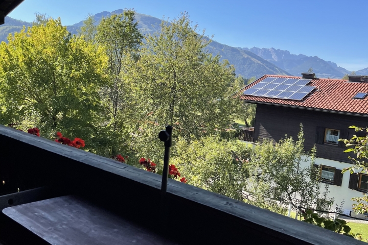 Blick aus dem Wohnzimmer und vom Balkon