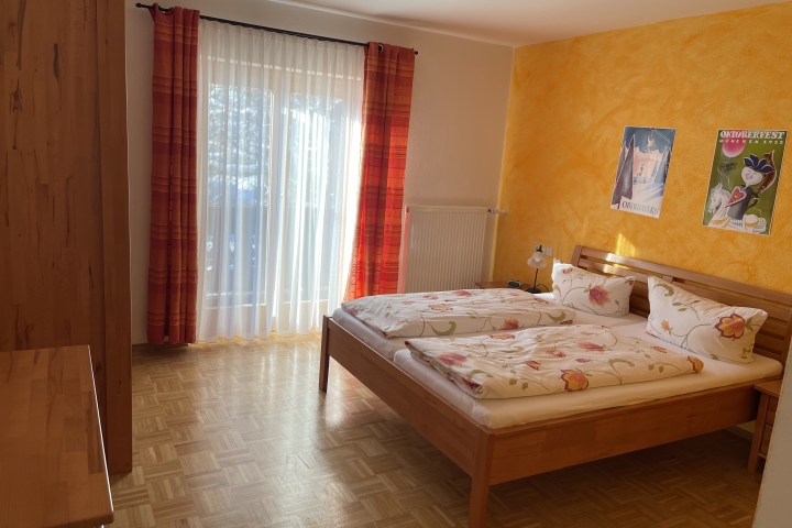 Schlafzimmer- hier ist ein Zustellbett möglich!
