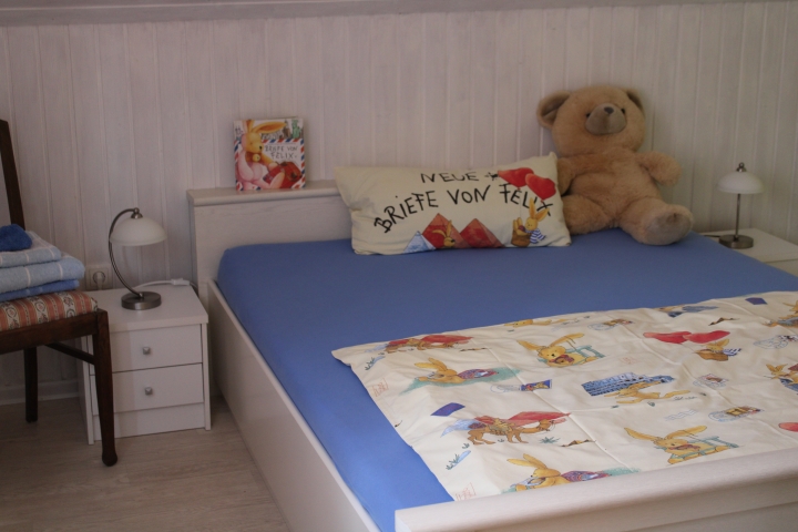 2. Schlafzimmer für Kinder aufgebettet