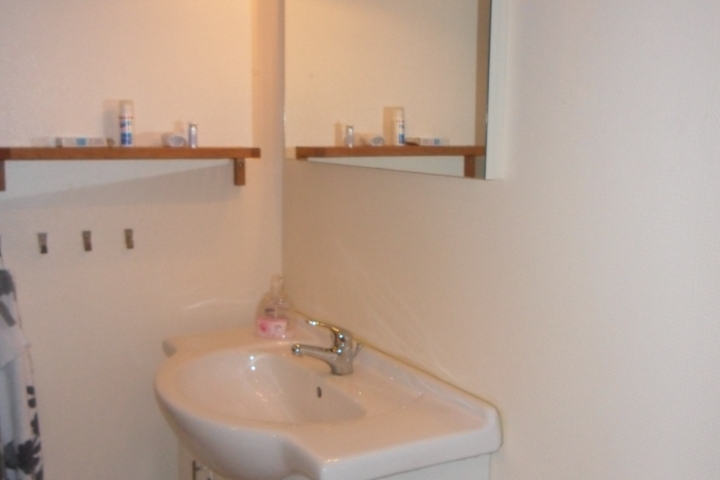 Duschbad und WC mit kommunalem Wasseranschluß und Entwässerung