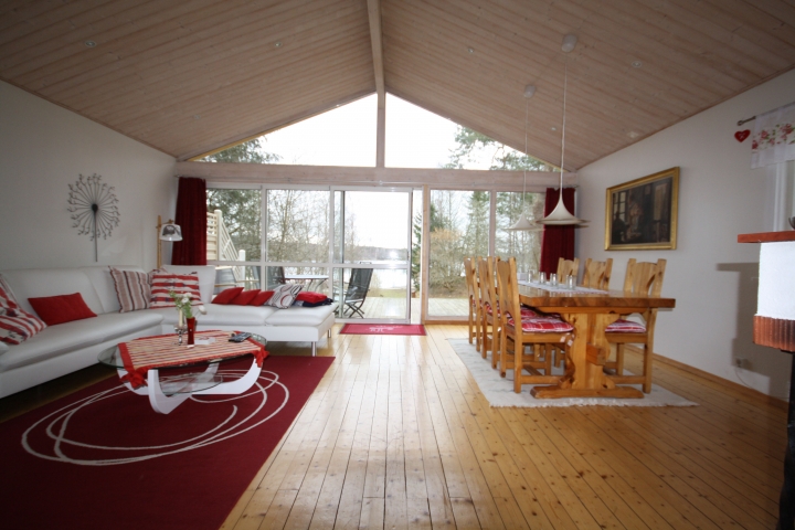 Das Wohnzimmer bietet Ausgang auf die große Holzterrasse mit Blick zum See Unnen