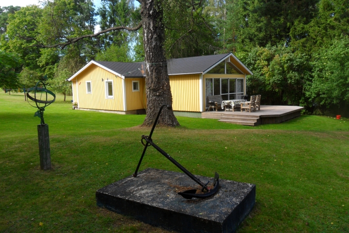 Haus Mio in Småland am See | Das schöne Grundstück lädt zum Spielen und Sport ein