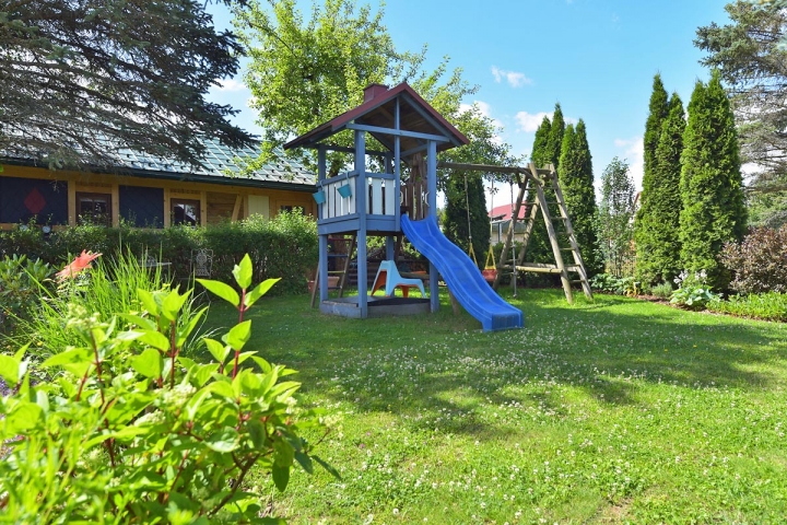 kleiner Spielplatz im Garten