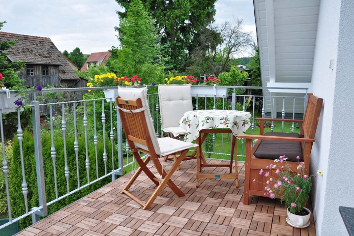 Balkon mit Gartenmöbeln