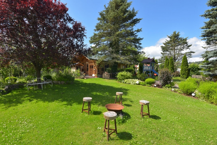 Garten mit Liegewiese und Spielplatz