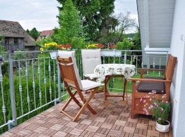 Balkon mit Gartenmöbeln