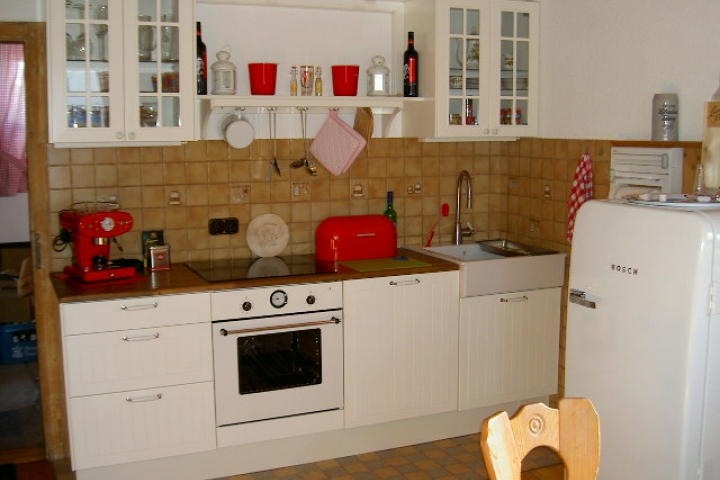 Moderne Küche, Herd, Spülmaschine, Nostalgiekühlschrank, Kaffemaschine,Mirowelle,
