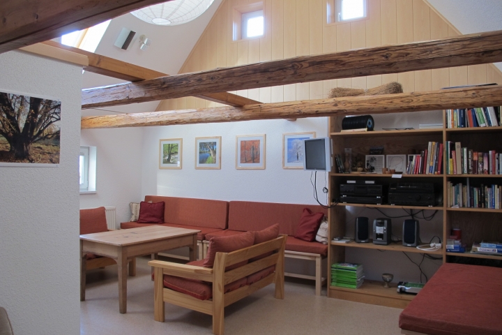 Wohnzimmer aus der Perspektive der Zimmereingangstür